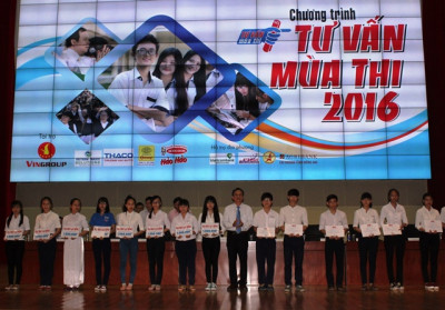 Trao học bổng cho học sinh vượt khó học giỏi của tỉnh Bình Dương