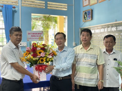 Đảng ủy - Hội đồng Nhân dân - Ủy ban Nhân dân - Ủy ban Mặt trận Tổ quốc Việt Nam phường Tân An đến chúc mừng kỷ niệm 40 năm ngày Nhà giáo Việt Nam