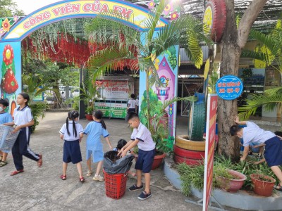 Cùng nhau vệ sinh, làm đẹp trường lớp mỗi ngày