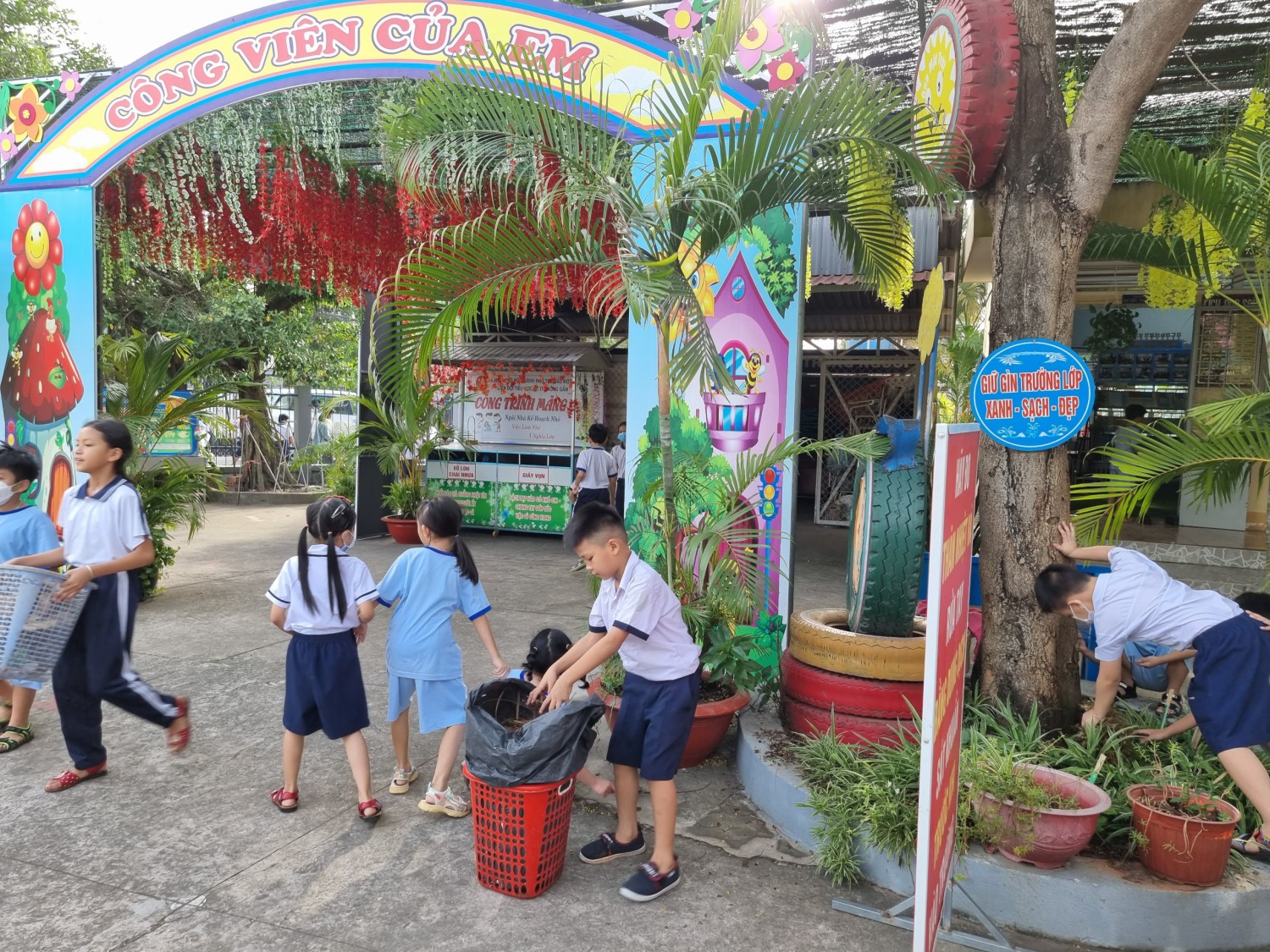 Cùng nhau vệ sinh, làm đẹp trường lớp mỗi ngày