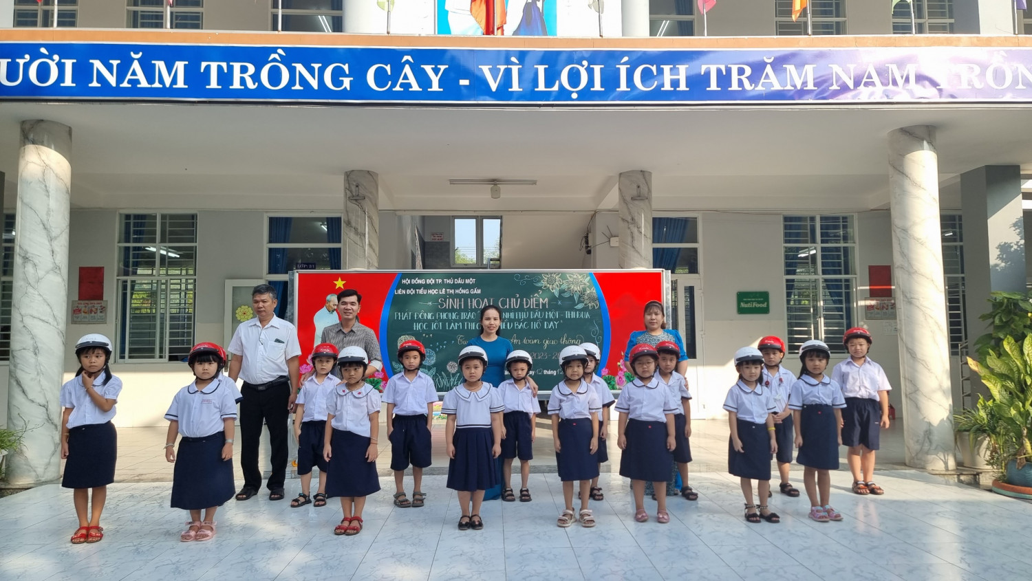Sinh hoạt chủ điểm: Phát động phong trào "Thiếu Nhi Thủ Dầu Một - Thi đua học tốt làm theo 5 điều Bác Hồ dạy" Trường Tiểu học Lê Thị Hồng Gấm tổ chức chương trình trao tặng mũ bảo hiểm đạt chuẩn cho học sinh lớp 1 năm học 2023 - 2024
