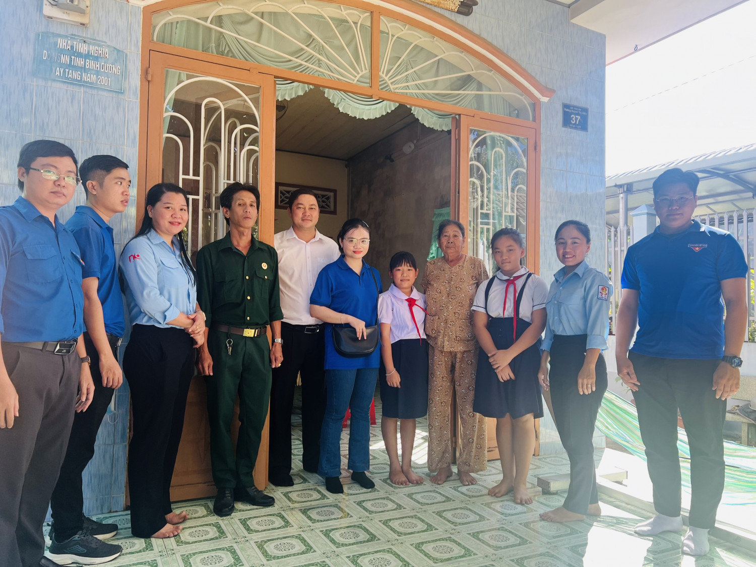 Tổ chức viếng đại liệt sĩ phường Tân An và tặng quà cho gia đình thương binh liệt sĩ, chính sách, mẹ Việt Nam anh hùng